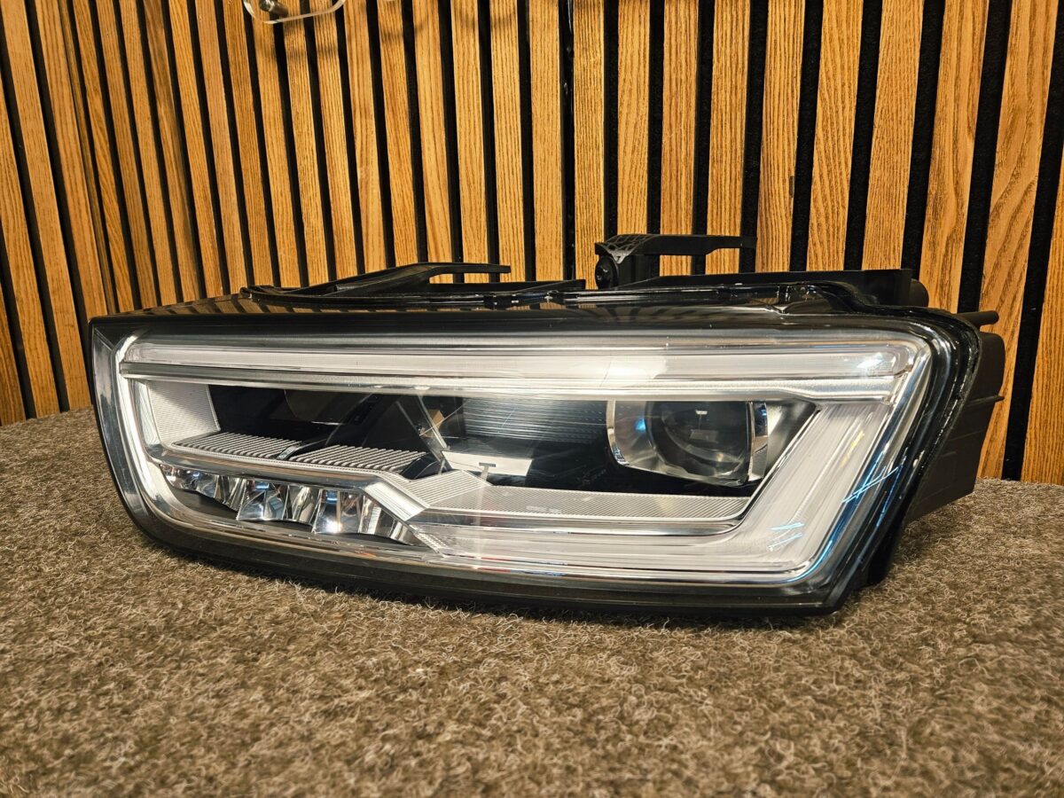 Faruri Stânga Audi Q3 8U 2015 8U0941033 F468