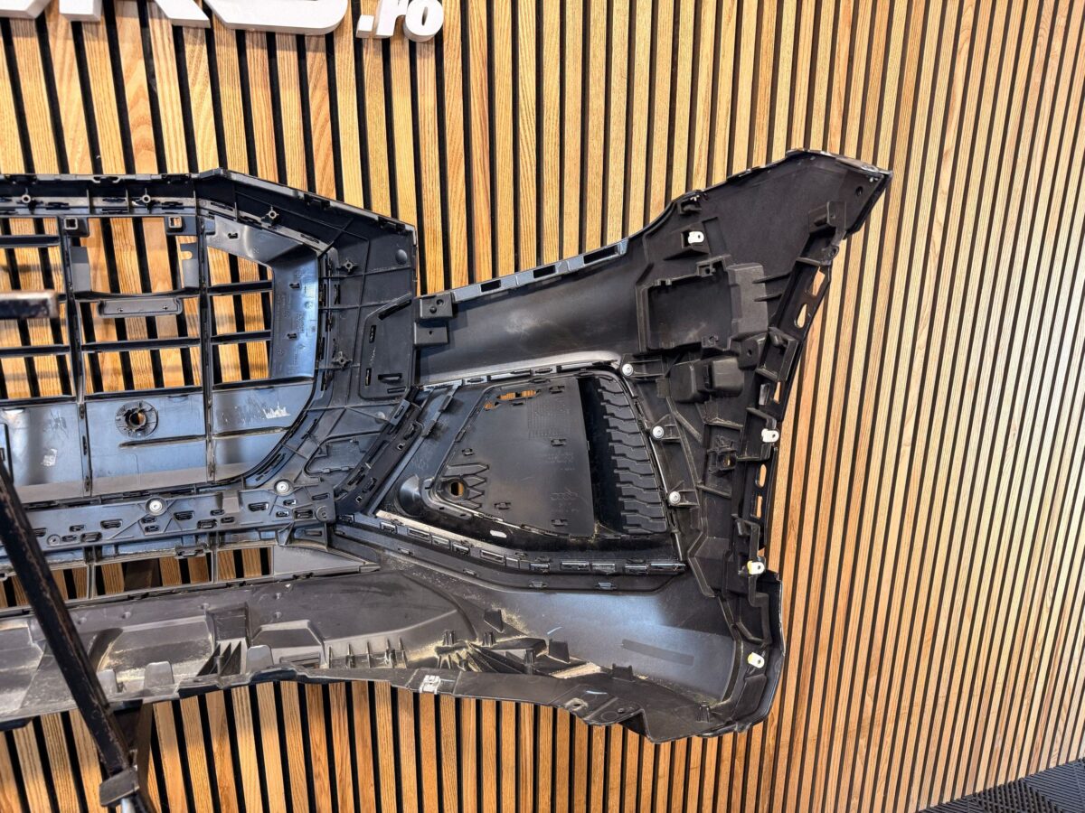 Bara fata Audi Q8 2019 4M8807437D BF4823