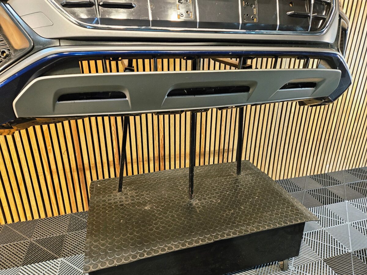 Audi Q8 2019 Bara fata 4M8807437D