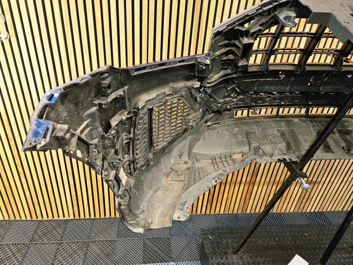 Audi Q8 2019 Bara fata 4M8807437D