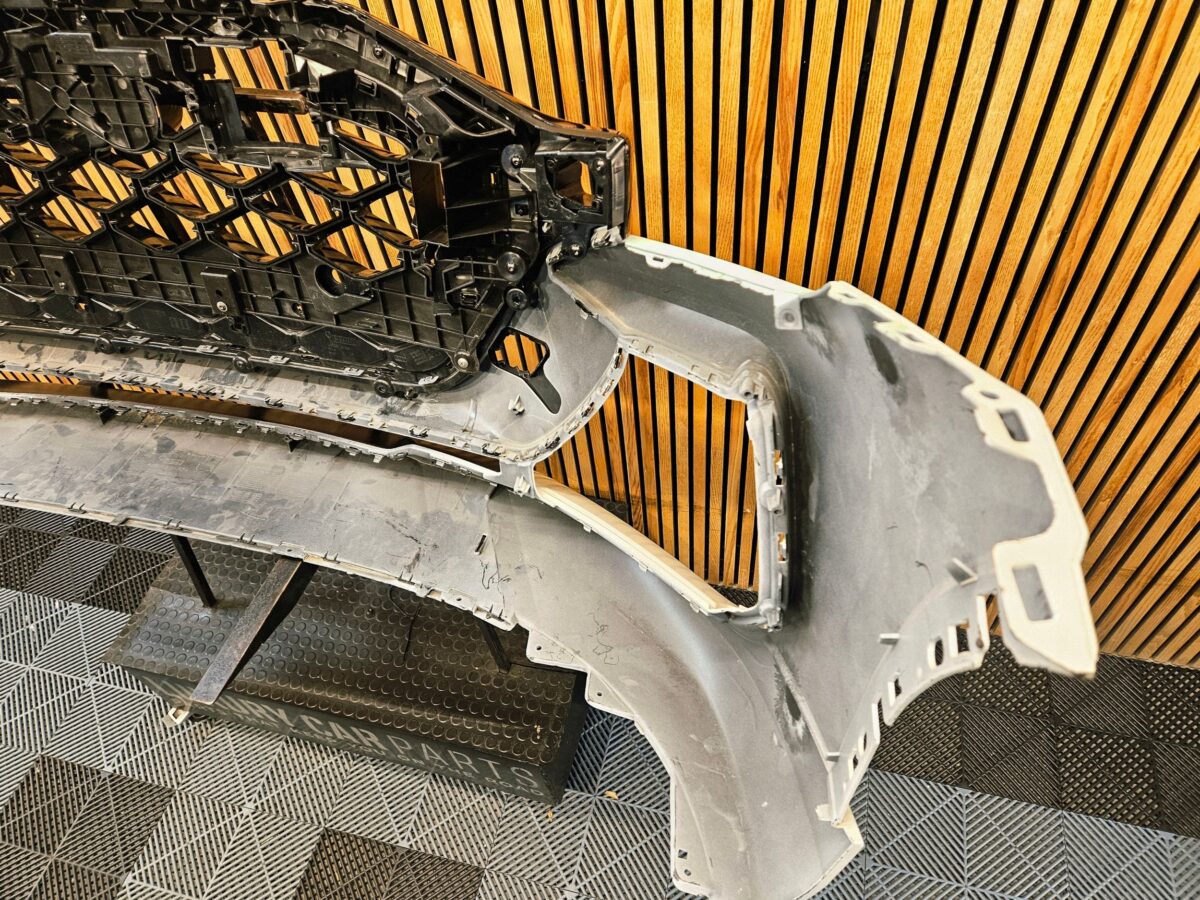 Bara fata Audi RS Q8 2025 4M8807437Q BF5027