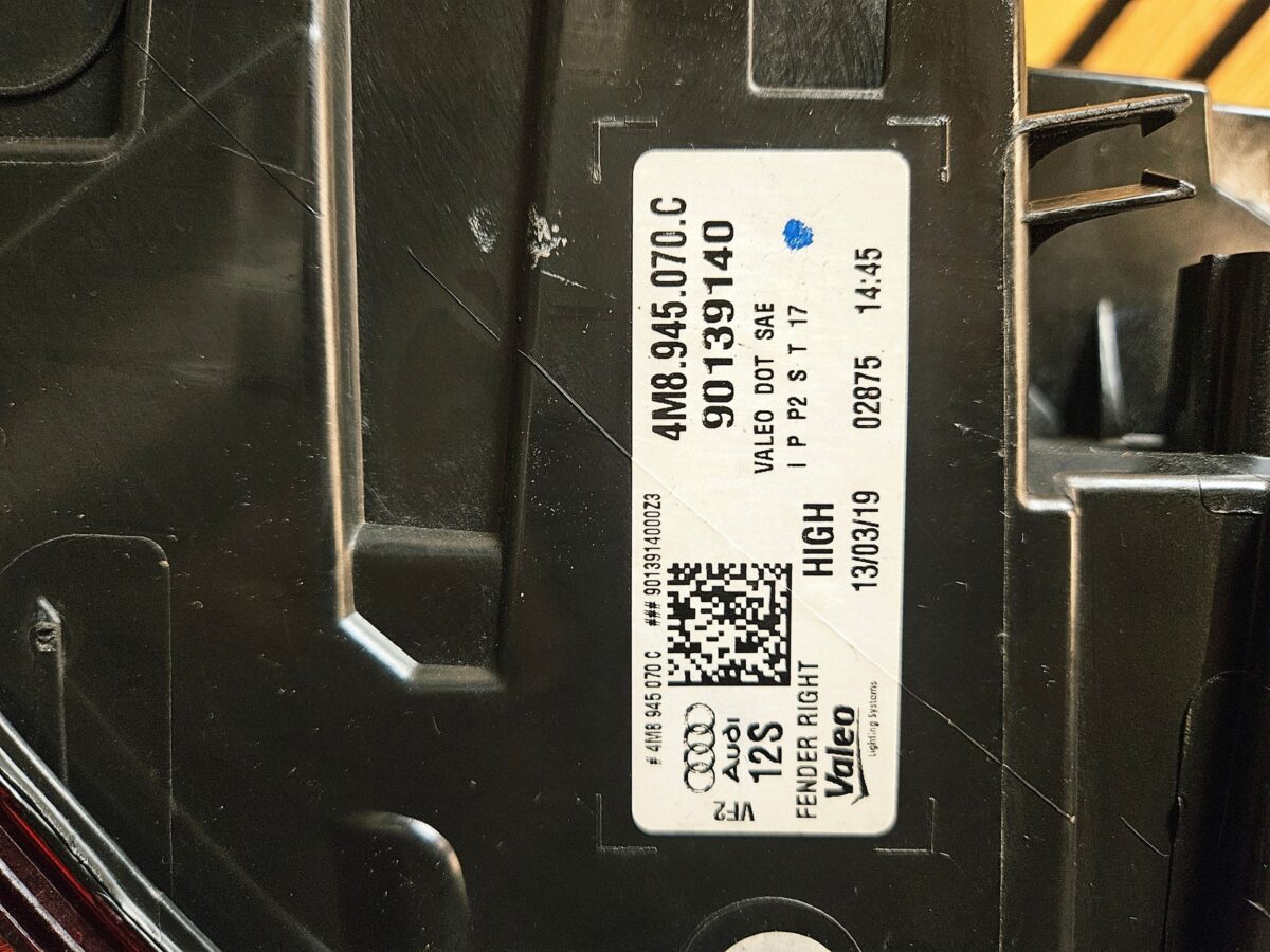 Stopuri Dreapta spate Audi Q8 2019 4M8945070C S236