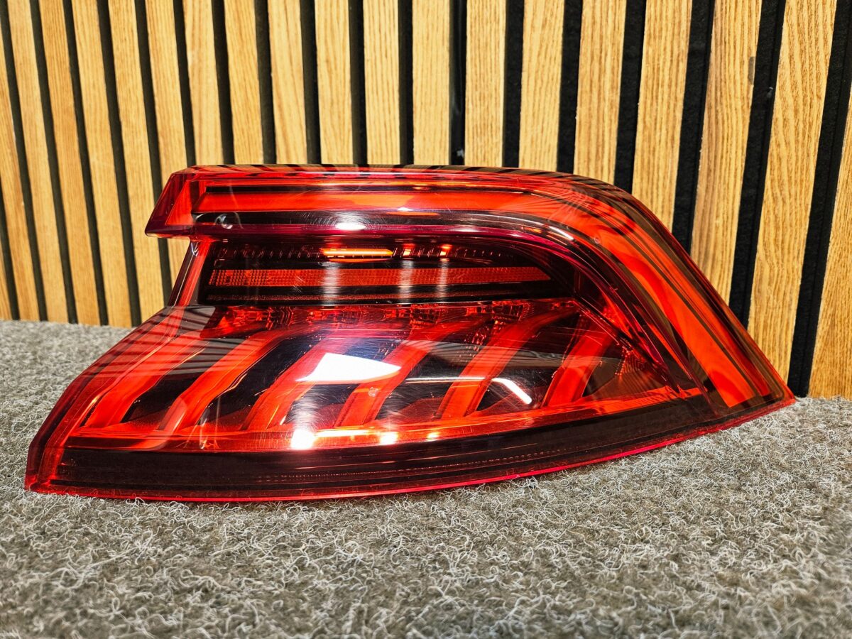 Stopuri Dreapta spate Audi Q8 2019 4M8945070C S236