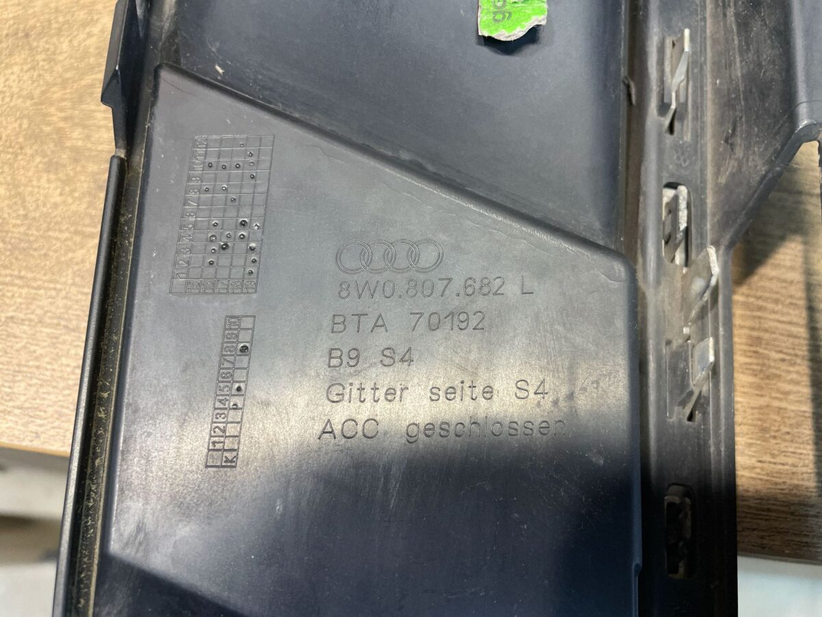 Grila proiector Dreapta Audi A4, S4 B9 8W 2022 A4 8W0807682L